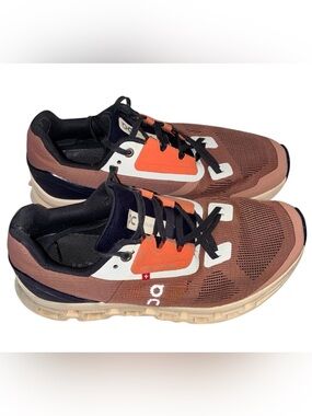 On Running Cloudstratus sneakers in the Cork/Fawn Sz 7.5